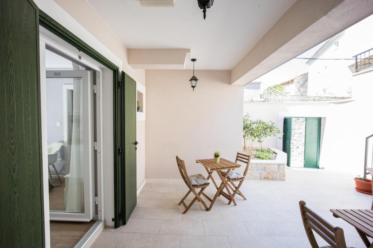 Zlatin Dvor - Apartments For 3, Terrace, Trogir Center, Beach At 5-Min, Bike Friendly المظهر الخارجي الصورة