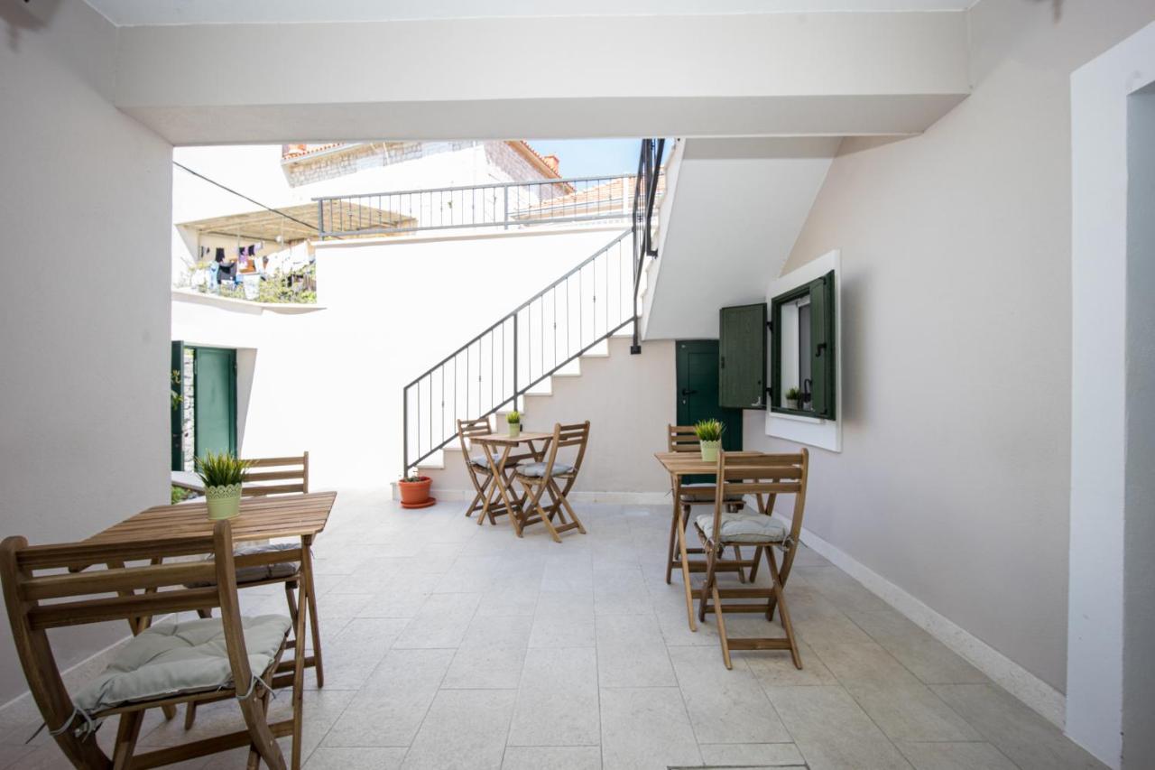 Zlatin Dvor - Apartments For 3, Terrace, Trogir Center, Beach At 5-Min, Bike Friendly المظهر الخارجي الصورة