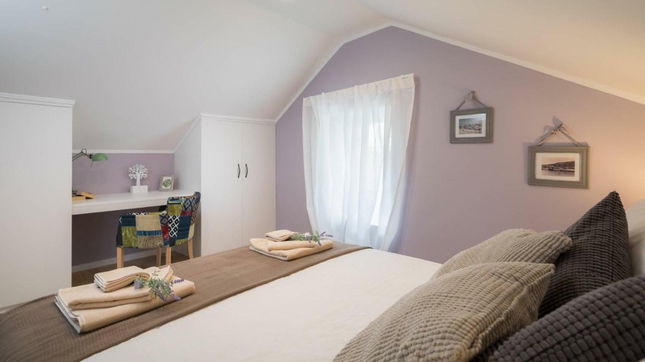 Zlatin Dvor - Apartments For 3, Terrace, Trogir Center, Beach At 5-Min, Bike Friendly المظهر الخارجي الصورة