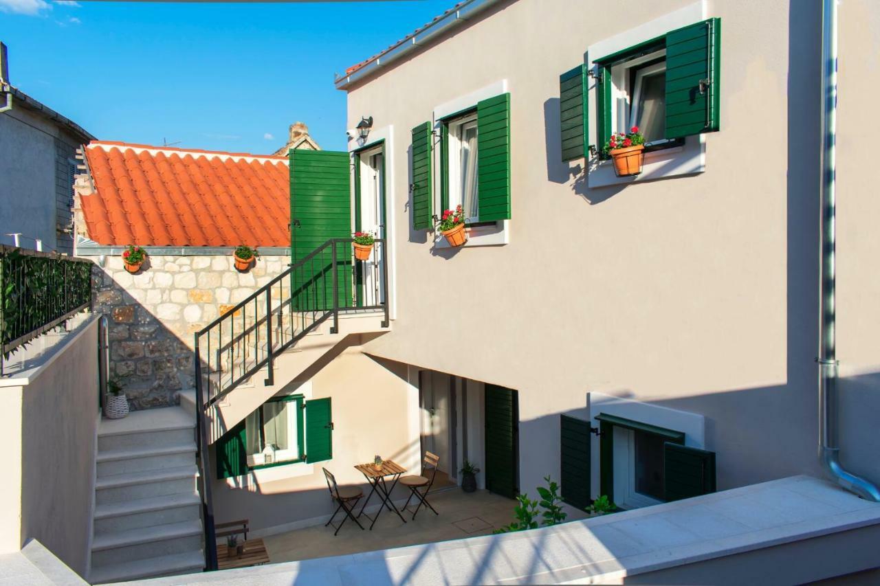 Zlatin Dvor - Apartments For 3, Terrace, Trogir Center, Beach At 5-Min, Bike Friendly المظهر الخارجي الصورة