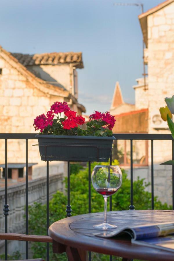 Zlatin Dvor - Apartments For 3, Terrace, Trogir Center, Beach At 5-Min, Bike Friendly المظهر الخارجي الصورة